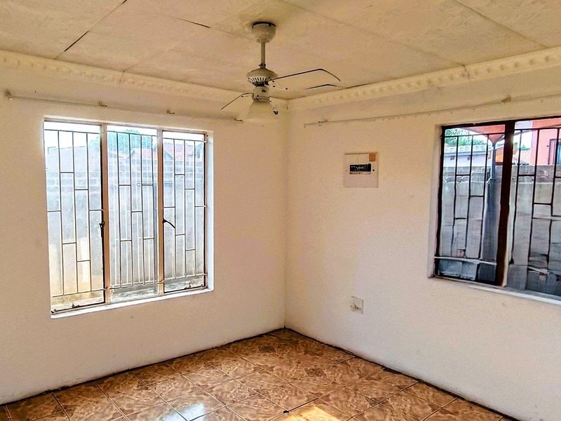 Spacious 3-Bedroom Home for Sale in Phillip Nel Park – Great Investment Potential - Photo 4