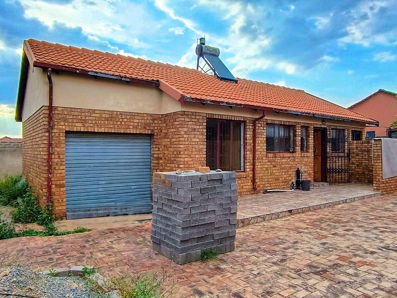 Spacious 3-Bedroom Home for Sale in Phillip Nel Park – Great Investment Potential - Photo 9