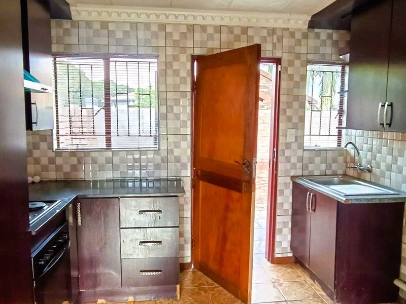 Spacious 3-Bedroom Home for Sale in Phillip Nel Park – Great Investment Potential - Photo 3