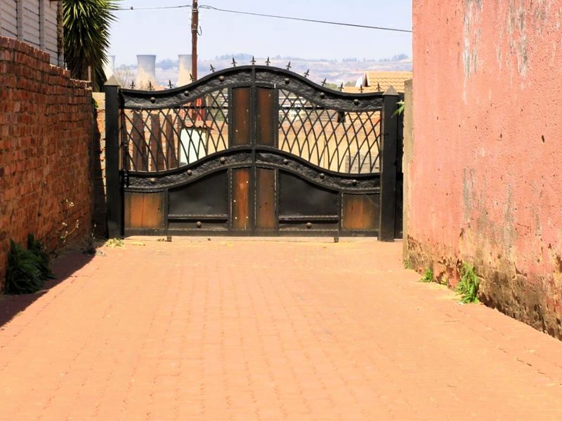 Spacious 3-Bedroom Home for Sale in Phillip Nel Park – Great Investment Potential - Photo 8