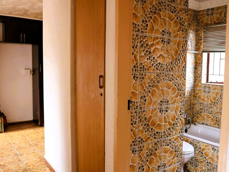 Spacious 3-Bedroom Home for Sale in Phillip Nel Park – Great Investment Potential - Photo 5