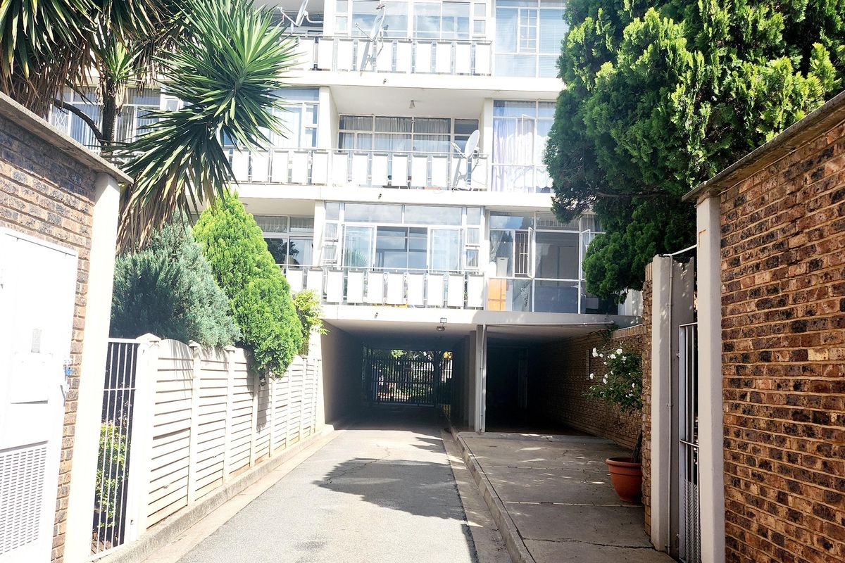 Spacious, Sunlit 2-Bedroom Apartment in Secure, Well-Maintained Complex a Must See! - Photo 2