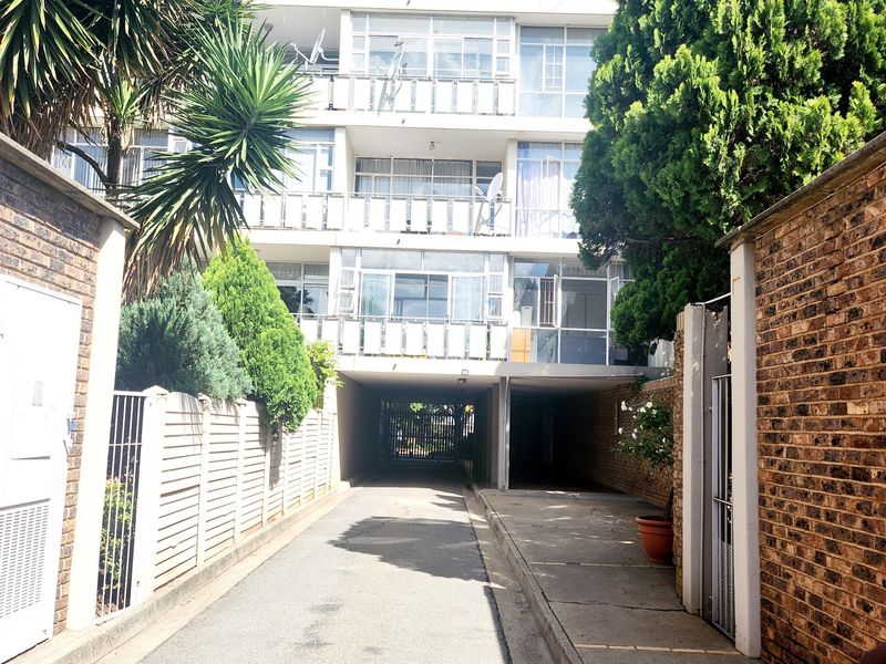 Spacious, Sunlit 2-Bedroom Apartment in Secure, Well-Maintained Complex a Must See! - Photo 2