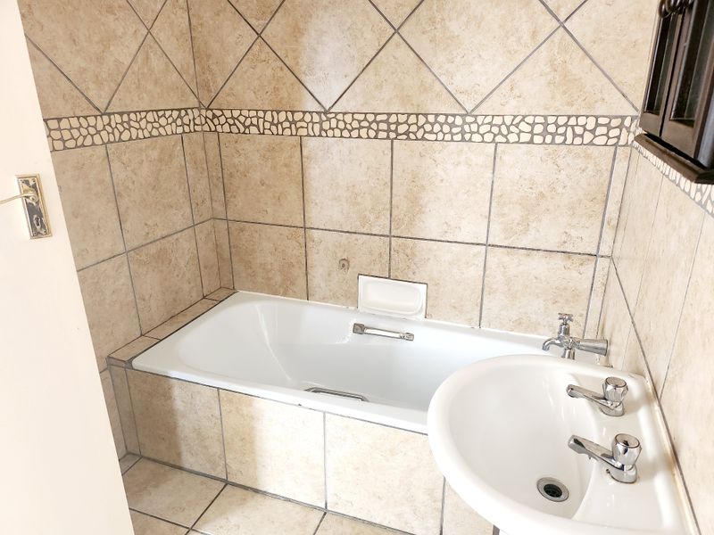 Spacious, Sunlit 2-Bedroom Apartment in Secure, Well-Maintained Complex a Must See! - Photo 8