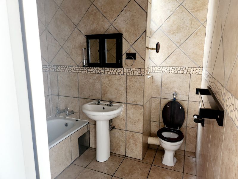 Spacious, Sunlit 2-Bedroom Apartment in Secure, Well-Maintained Complex a Must See! - Photo 9