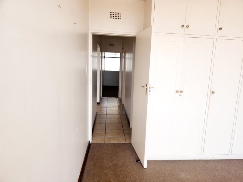 Spacious, Sunlit 2-Bedroom Apartment in Secure, Well-Maintained Complex a Must See! - Photo 6