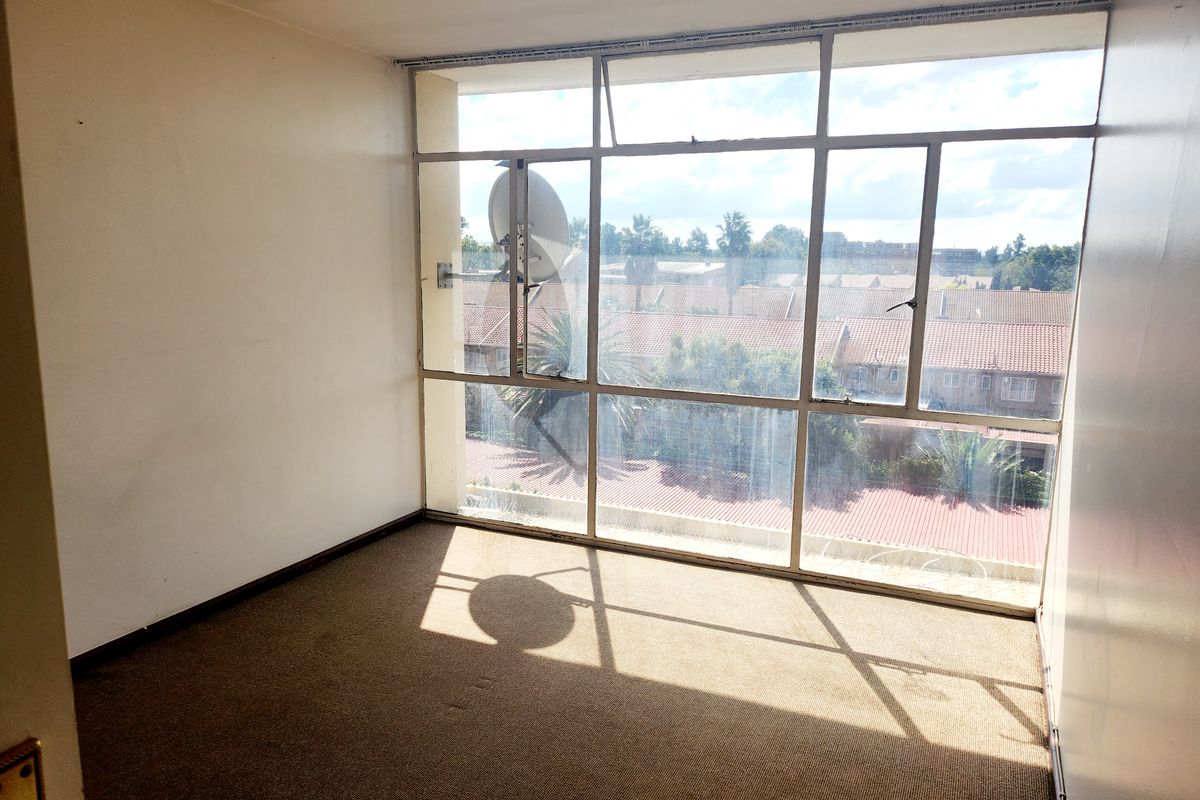 Spacious, Sunlit 2-Bedroom Apartment in Secure, Well-Maintained Complex a Must See! - Photo 5
