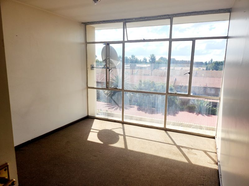 Spacious, Sunlit 2-Bedroom Apartment in Secure, Well-Maintained Complex a Must See! - Photo 5