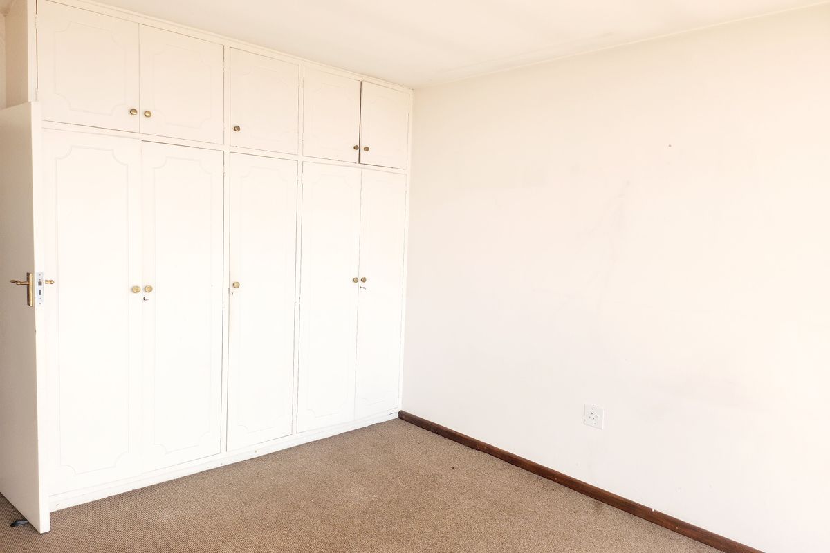 Spacious, Sunlit 2-Bedroom Apartment in Secure, Well-Maintained Complex a Must See! - Photo 3