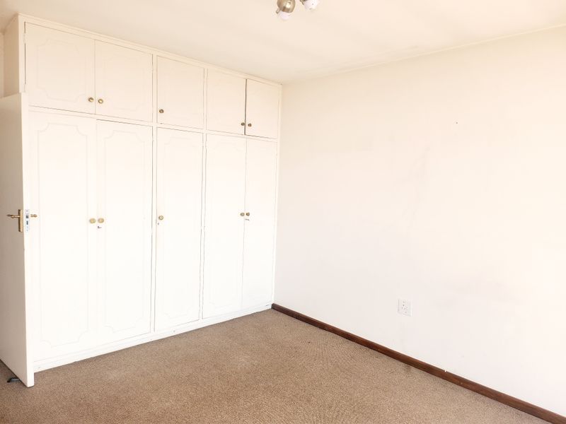 Spacious, Sunlit 2-Bedroom Apartment in Secure, Well-Maintained Complex a Must See! - Photo 3