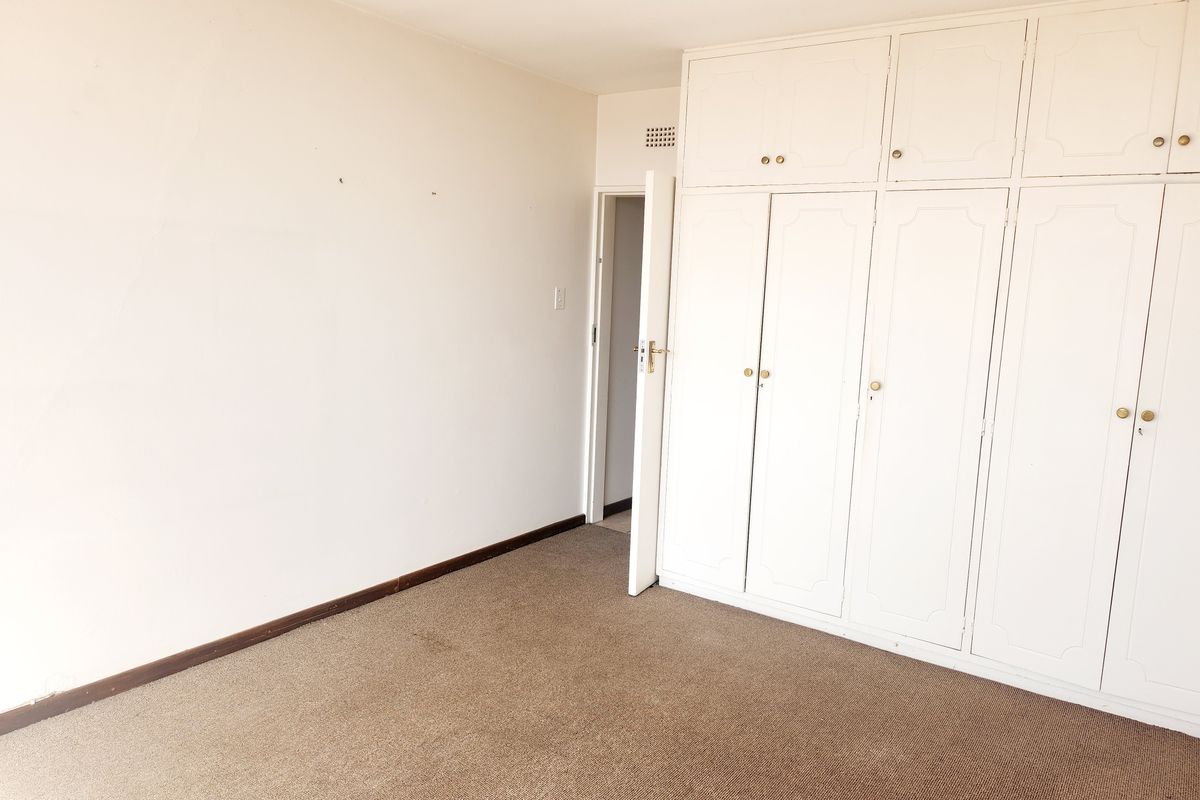 Spacious, Sunlit 2-Bedroom Apartment in Secure, Well-Maintained Complex a Must See! - Photo 4