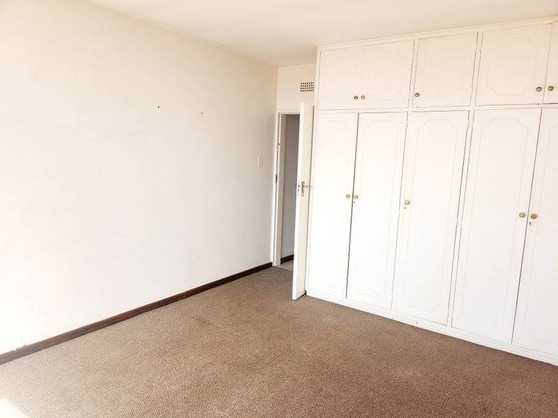 Spacious, Sunlit 2-Bedroom Apartment in Secure, Well-Maintained Complex a Must See! - Photo 4