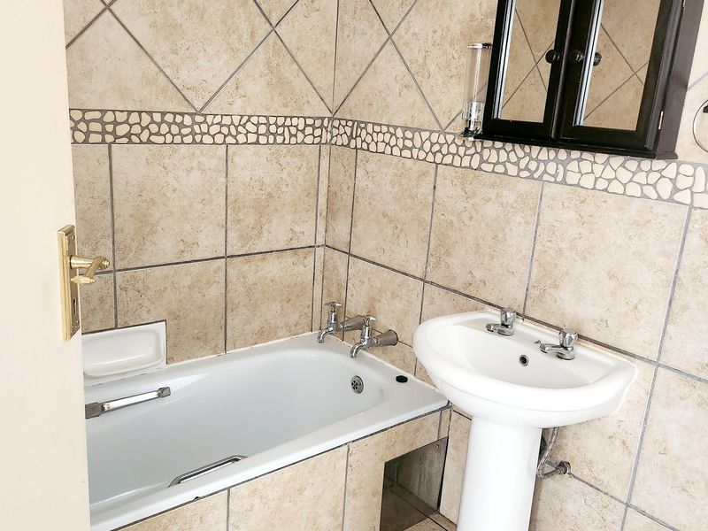 Spacious, Sunlit 2-Bedroom Apartment in Secure, Well-Maintained Complex a Must See! - Photo 10