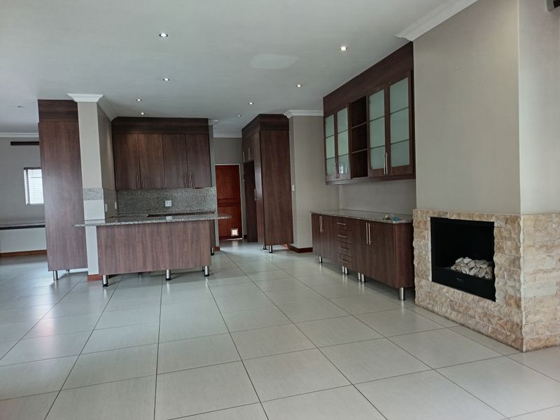 Upmarket three bedroom home In a safe secure complex - Photo 3