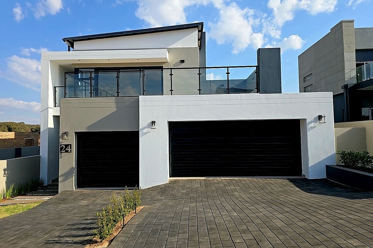 Modern 4-Bedroom, 3 Garage Home with Staff Room and Pool - Photo 4