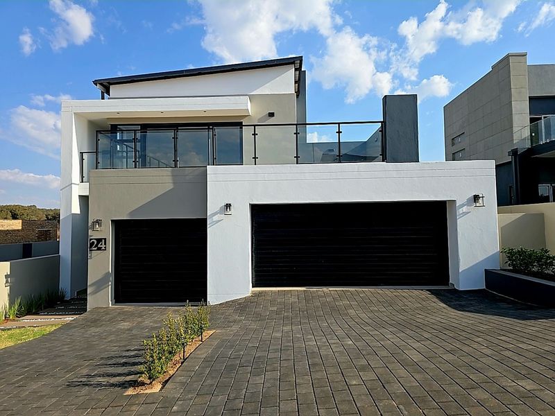 Modern 4-Bedroom, 3 Garage Home with Staff Room and Pool - Photo 4