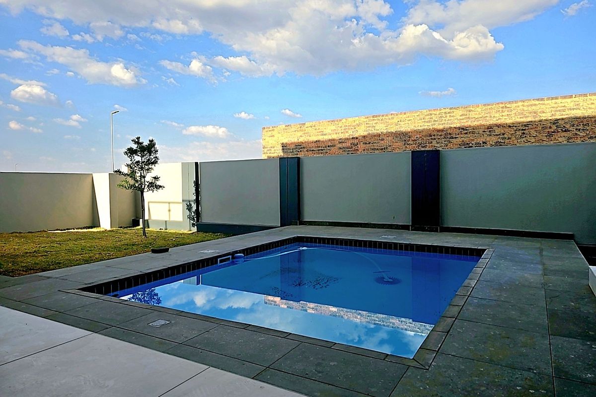 Modern 4-Bedroom, 3 Garage Home with Staff Room and Pool - Photo 2