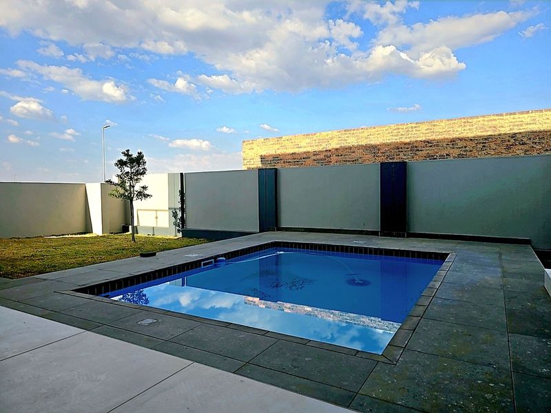 Modern 4-Bedroom, 3 Garage Home with Staff Room and Pool - Photo 2