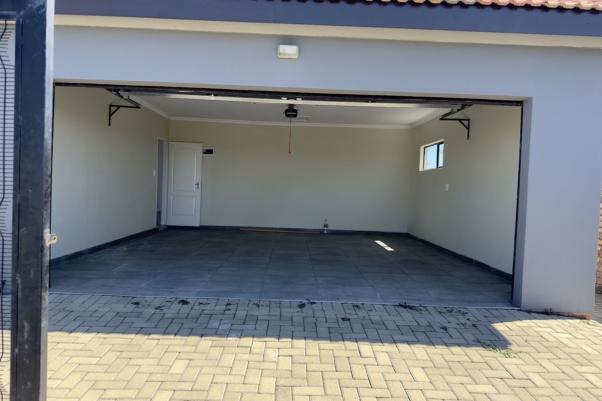 Brand New Modern Family Home with Double Garage. - Photo 4