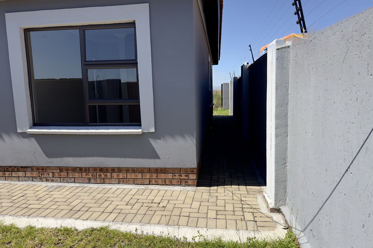 Brand New Modern Family Home with Double Garage. - Photo 2