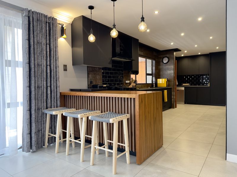 Modern Luxury Retreat with Self-Sufficient Living. - Photo 10