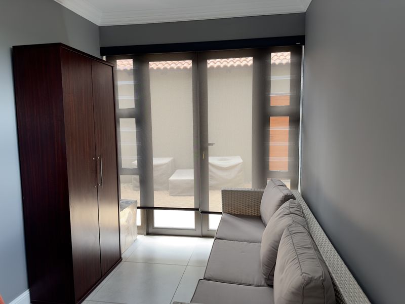 Modern Luxury Retreat with Self-Sufficient Living. - Photo 9