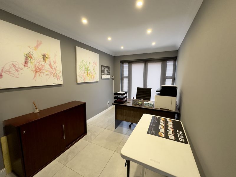 Modern Luxury Retreat with Self-Sufficient Living. - Photo 8