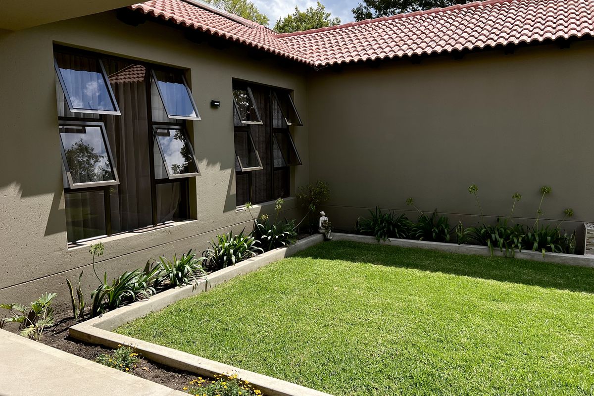 Modern Luxury Retreat with Self-Sufficient Living. - Photo 3