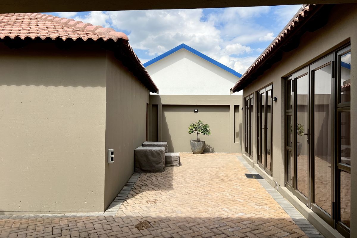 Modern Luxury Retreat with Self-Sufficient Living. - Photo 4