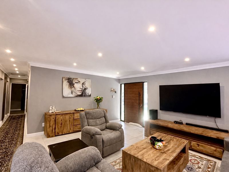 Modern Luxury Retreat with Self-Sufficient Living. - Photo 5