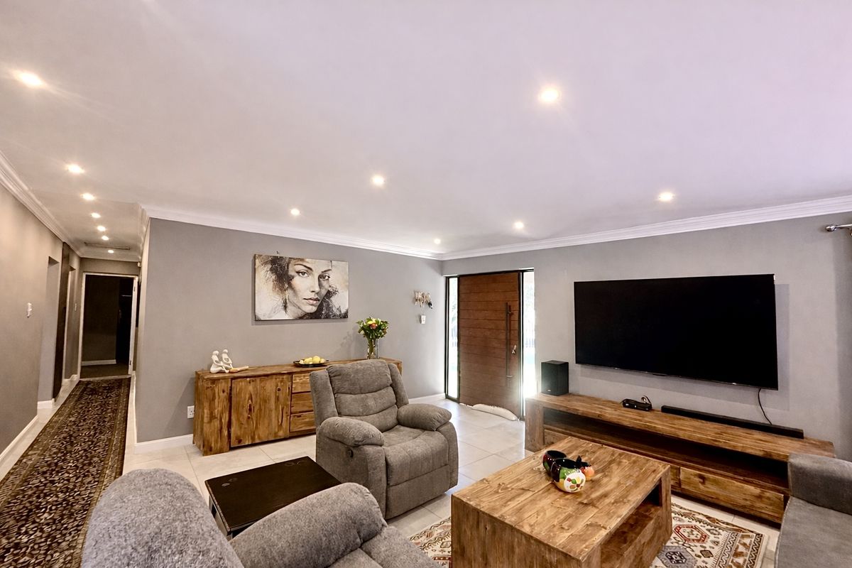 Modern Luxury Retreat with Self-Sufficient Living. - Photo 5