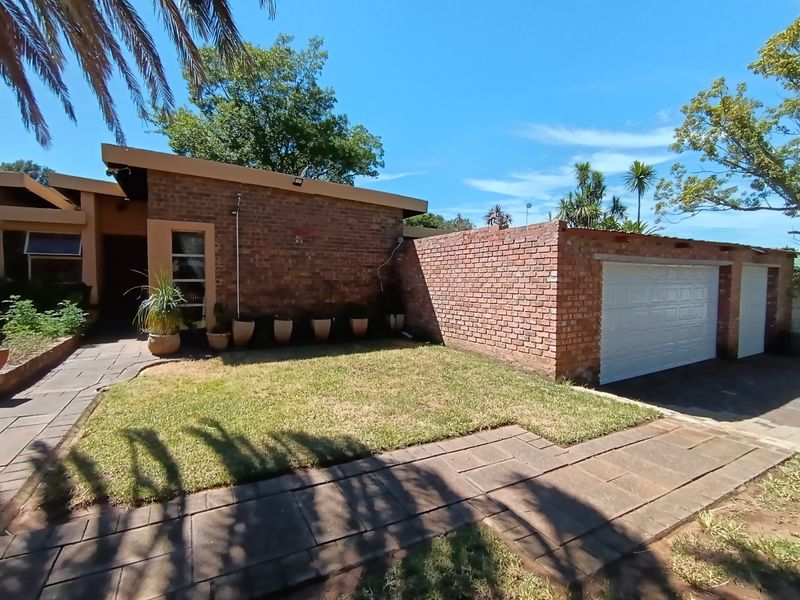 Spacious Green Area Family Home with Exceptional Potential - Photo 6