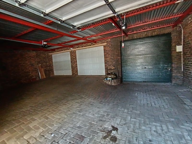 Spacious Green Area Family Home with Exceptional Potential - Photo 4