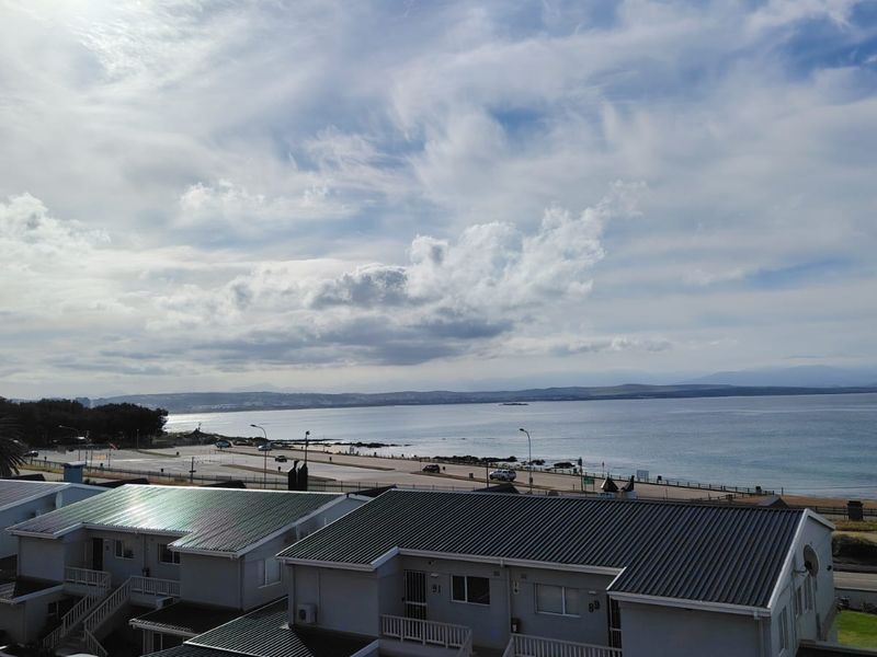 Ocean Views & Easy Living. Your Fully Furnished Dream Awaits! - Photo 4
