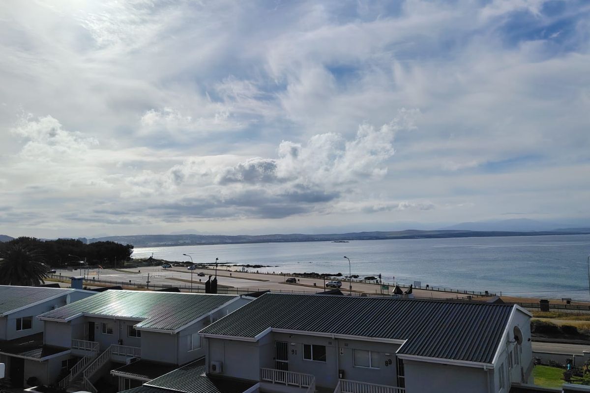 Ocean Views & Easy Living. Your Fully Furnished Dream Awaits! - Photo 4