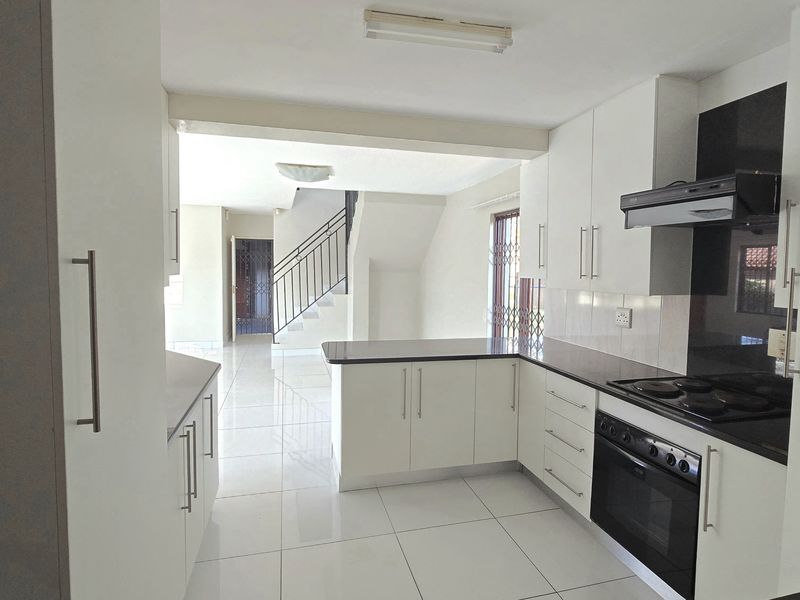 Elegant 4-Bedroom Home in Secure, Picturesque Estate Living - Photo 4