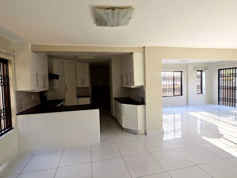 Elegant 4-Bedroom Home in Secure, Picturesque Estate Living - Photo 2