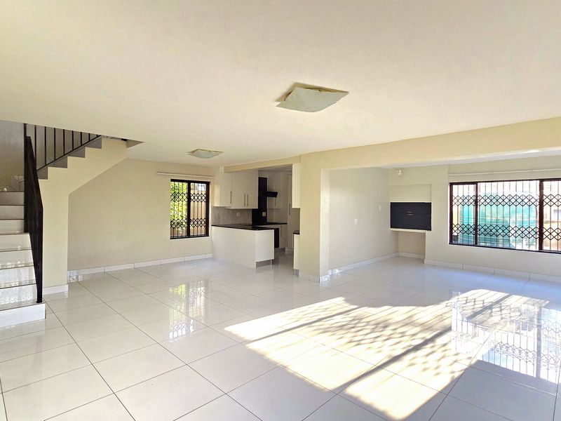 Elegant 4-Bedroom Home in Secure, Picturesque Estate Living - Photo 5