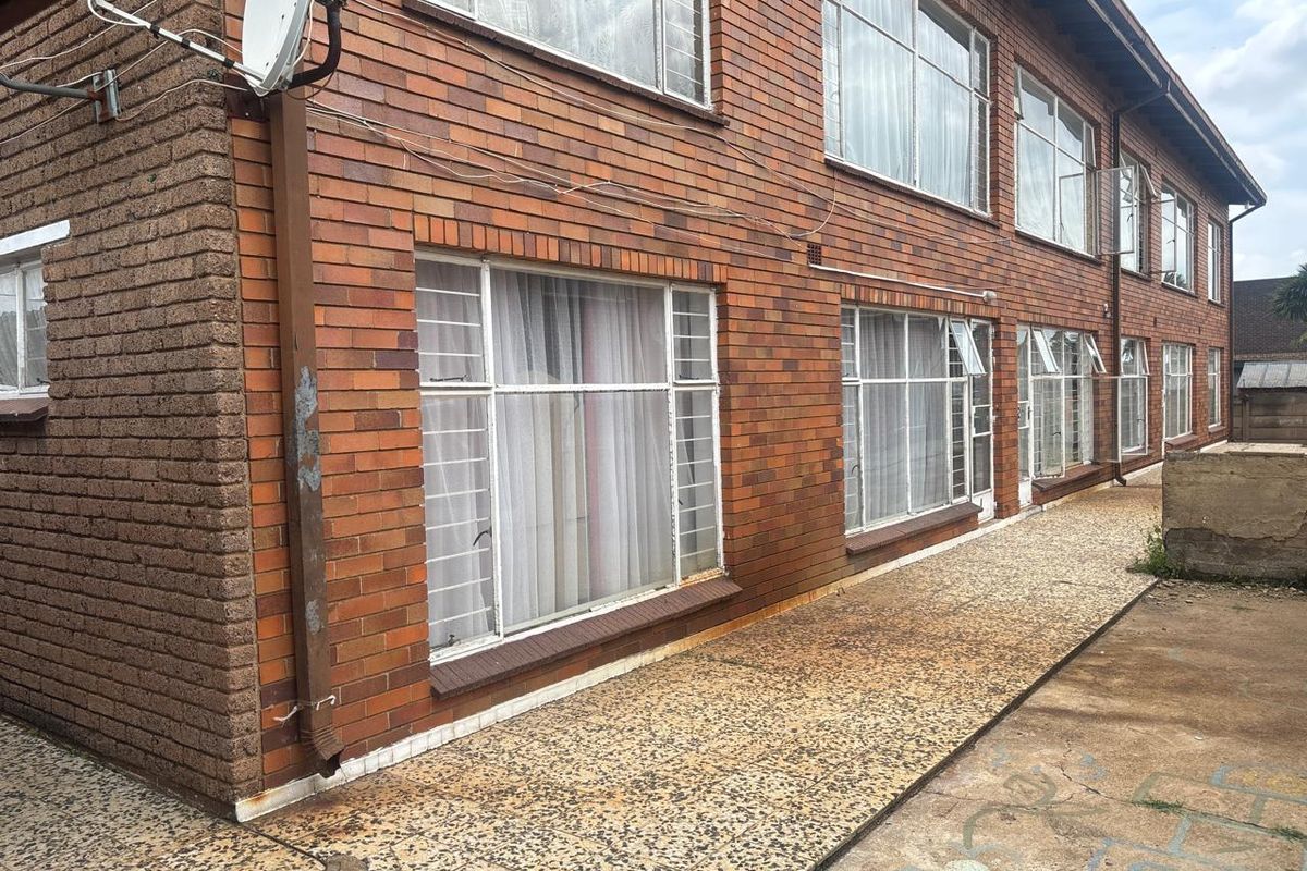 Spacious 2 Bedroom Ground Floor Unit – Quellerie Park - Photo 5