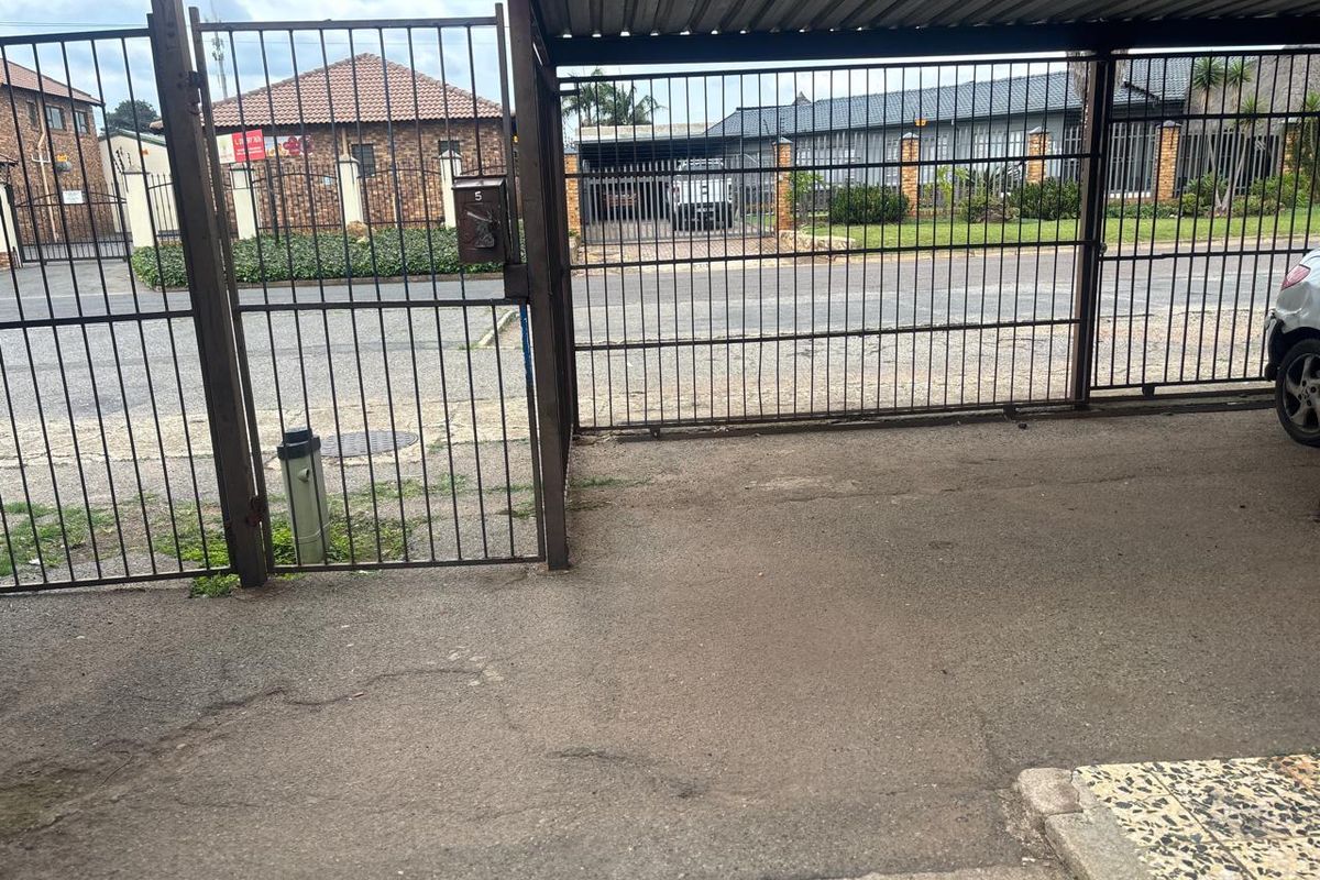 Spacious 2 Bedroom Ground Floor Unit – Quellerie Park - Photo 3