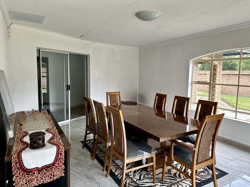 Spacious 4-Bedroom Family Home with Outdoor Area. - Photo 9