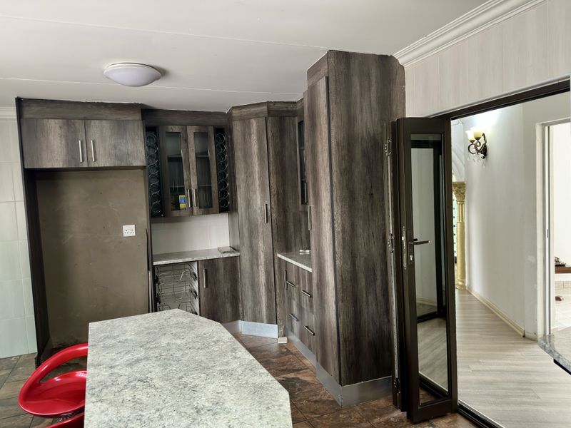 Spacious 4-Bedroom Family Home with Outdoor Area. - Photo 7