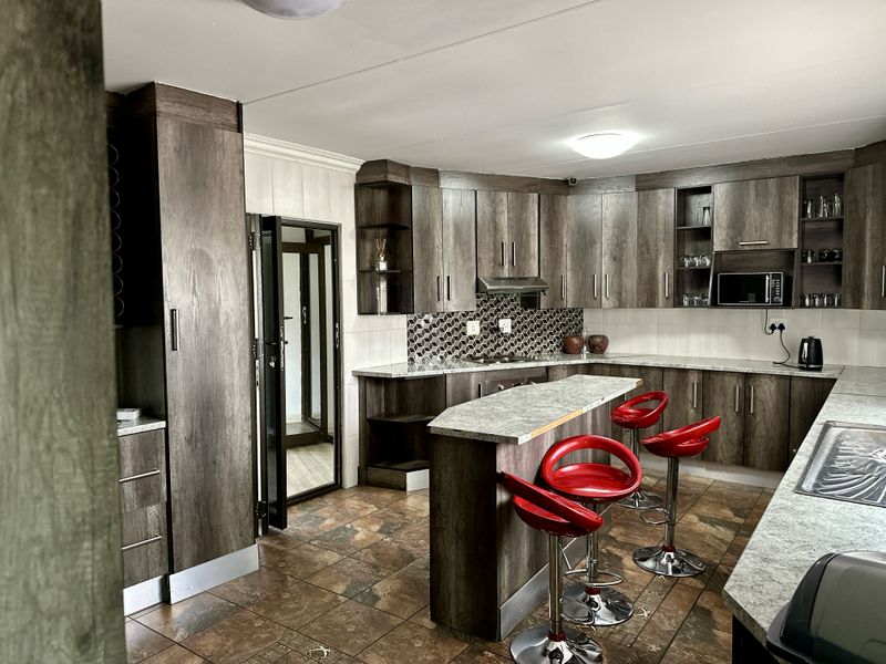 Spacious 4-Bedroom Family Home with Outdoor Area. - Photo 6