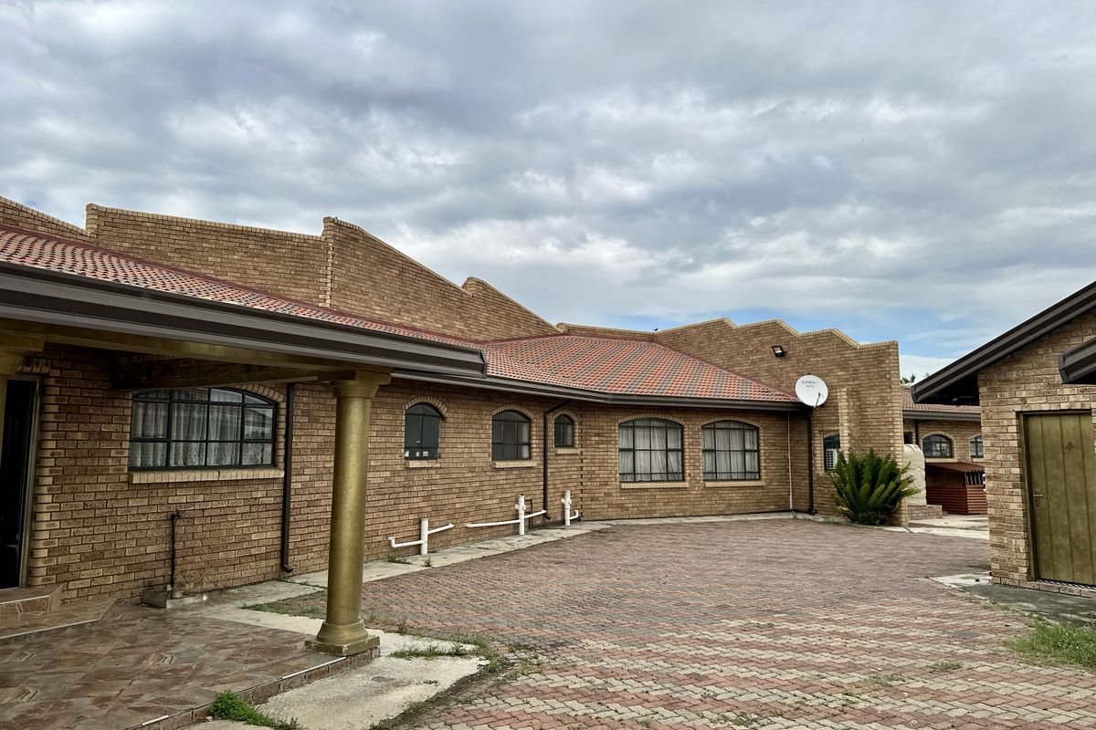 Spacious 4-Bedroom Family Home with Outdoor Area. - Photo 4