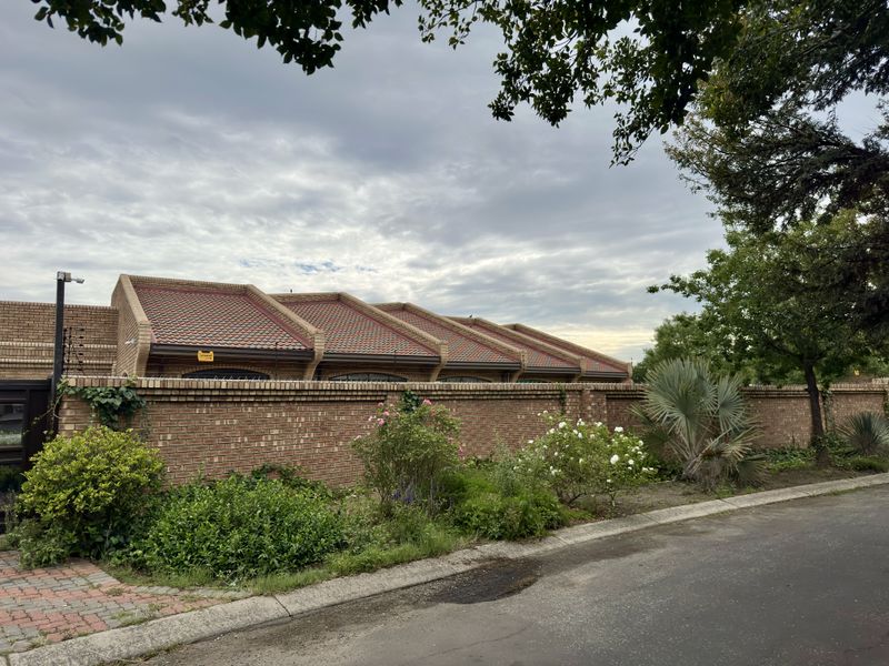 Spacious 4-Bedroom Family Home with Outdoor Area. - Photo 2