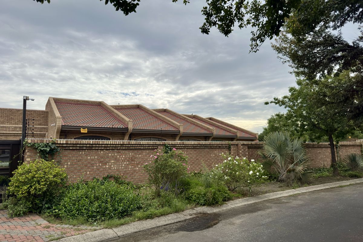 Spacious 4-Bedroom Family Home with Outdoor Area. - Photo 2