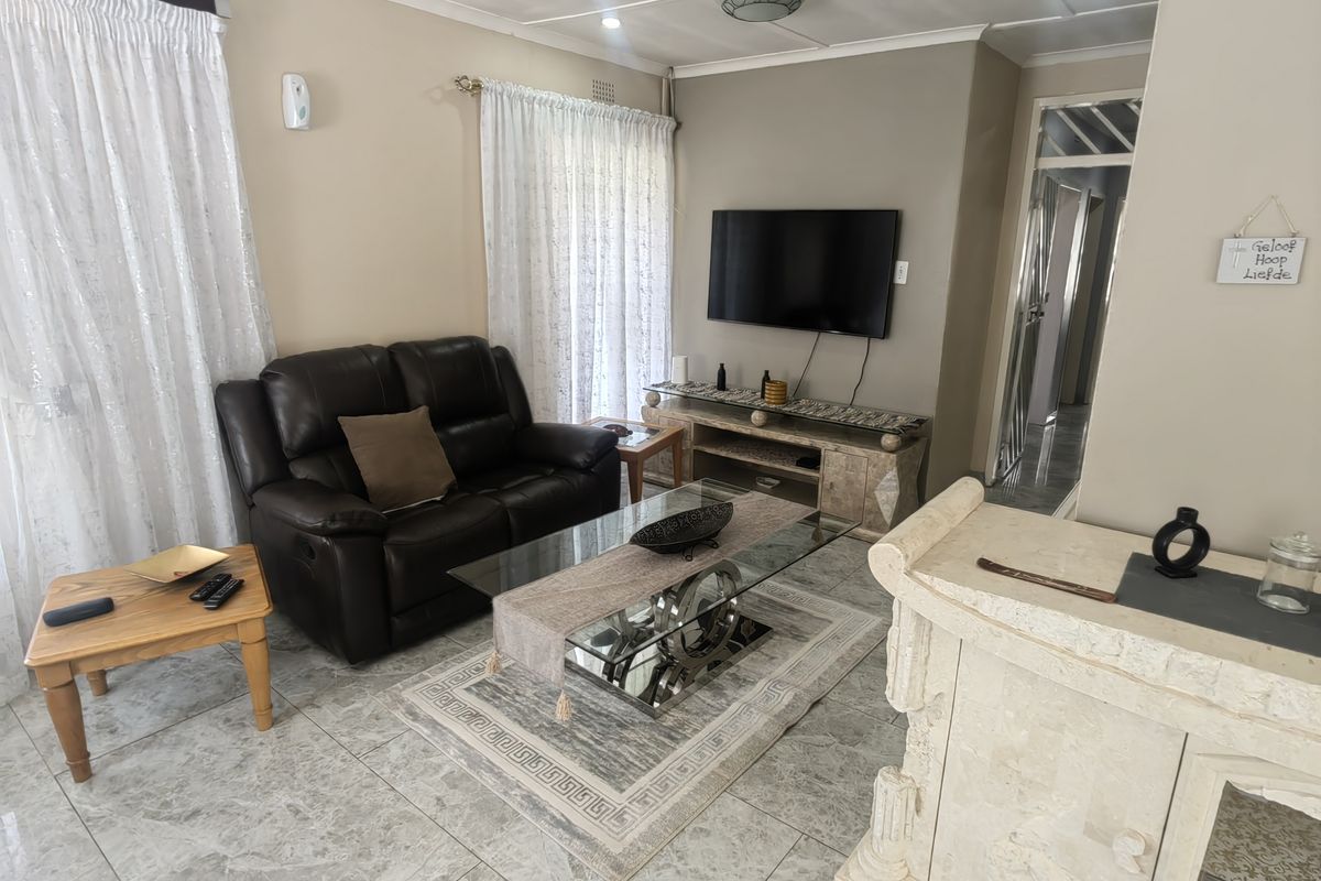 Well Looked After Corner Stand Property in Laversburg With Building plans for 2 flatlets ,Pool - Photo 4