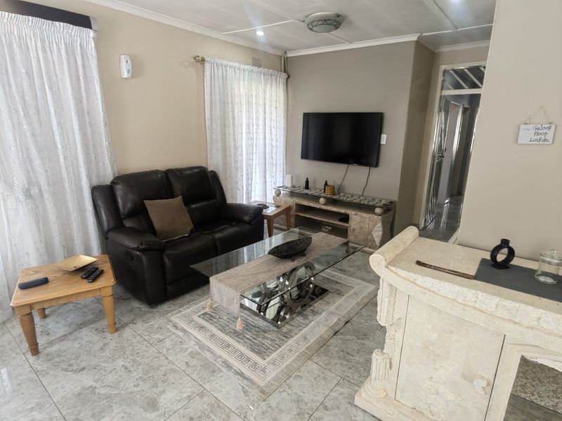 Well Looked After Corner Stand Property in Laversburg With Building plans for 2 flatlets ,Pool - Photo 4