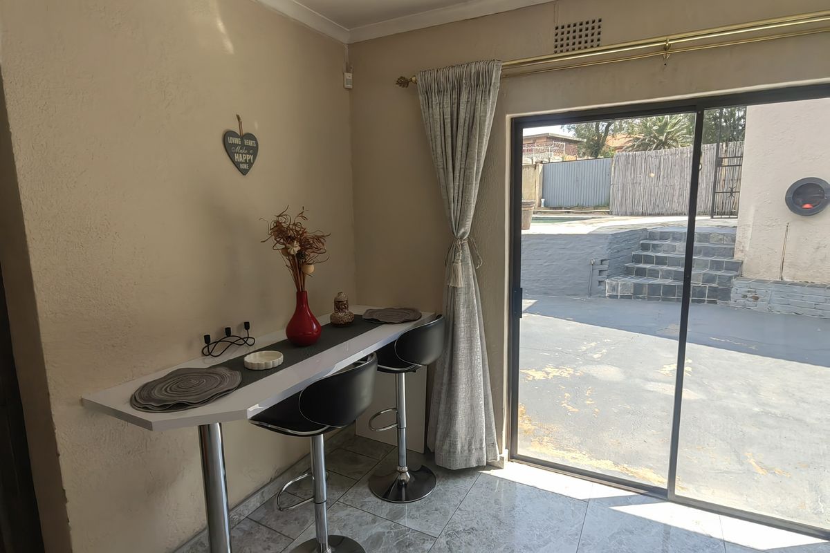 Well Looked After Corner Stand Property in Laversburg With Building plans for 2 flatlets ,Pool - Photo 5