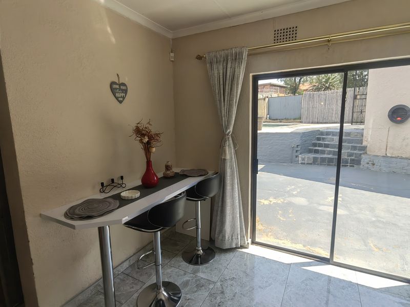 Well Looked After Corner Stand Property in Laversburg With Building plans for 2 flatlets ,Pool - Photo 5